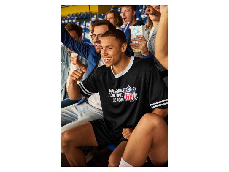 Mann im schwarzen NFL-Trikot jubelt bei einem Footballspiel mit Freunden