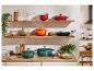 Le Creuset Töpfe und Pfannen in einer modernen Küche.