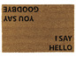 Eine Fußmatte mit dem Spruch 'I say hello, you say goodbye'.