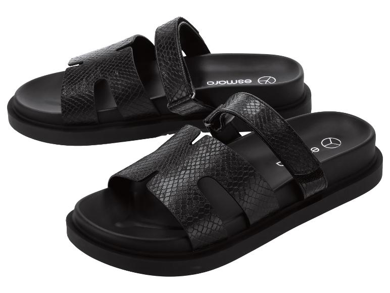 Schwarze Sandalen mit Schlangenmuster und verstellbarem Riemen.
