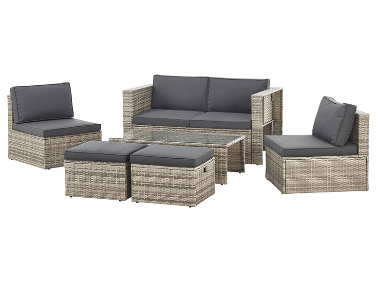 Gartenmöbel-Set aus Rattan mit einer 2-Sitzer-Couch, zwei Sesseln, einem Glastisch und zwei Fußhockern.