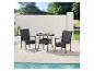 Garten-Bistro-Set mit zwei schwarzen Korbstühlen und einem runden Tisch am Pool.