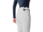 Frau in hellgrauer Skihose und dunkelblauem Langarmshirt.