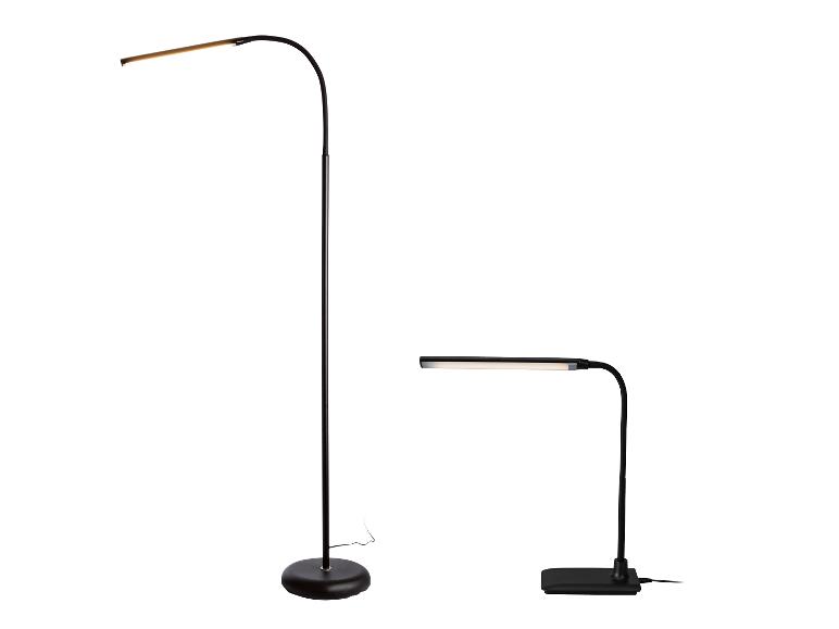 Schwarze Stehlampe und schwarze Schreibtischlampe mit flexiblen Armen und länglichen LED-Köpfen.