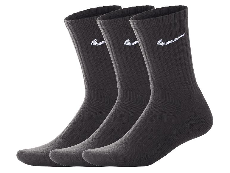 Drei Paar schwarze Socken mit weißem Logo, nebeneinander angeordnet.