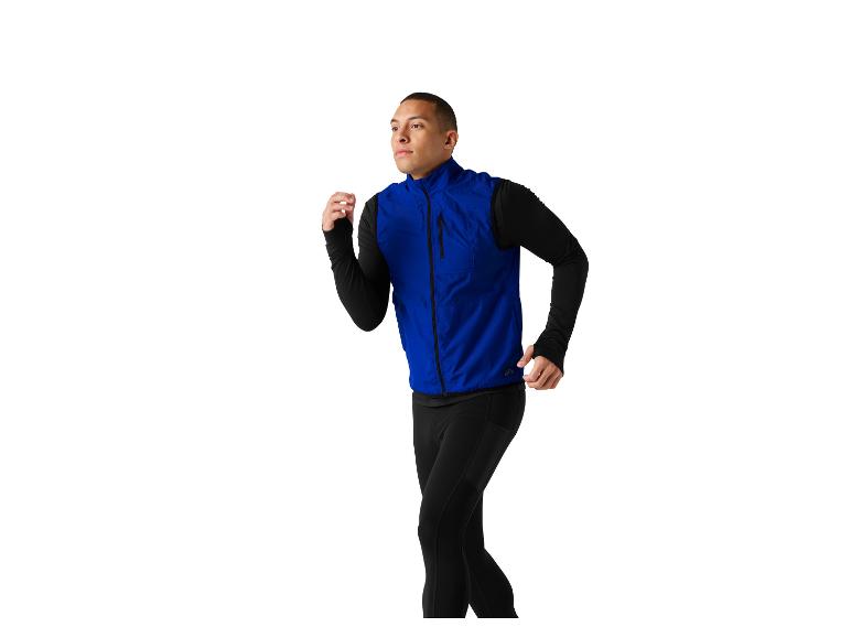 Mann beim Laufen, blaue Laufweste und schwarze Leggings.