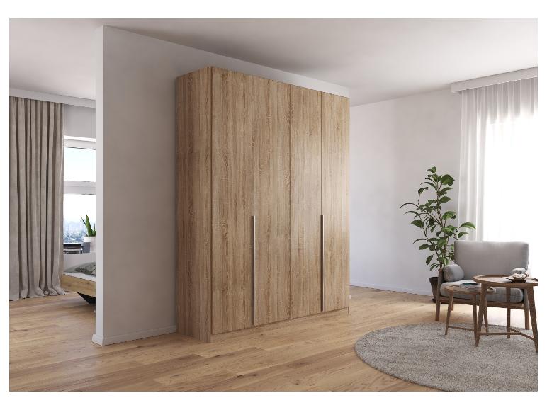 Großer heller Holzschrank, minimalistischer Stil, mit Beistelltischen.