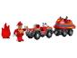 Hölzernes Feuerwehrspielzeug: Geländewagen, Boot und Feuerwehrmann.