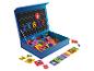 Blaue Box mit bunten Magnetbuchstaben und Bildkarten zum Erlernen des Alphabets.