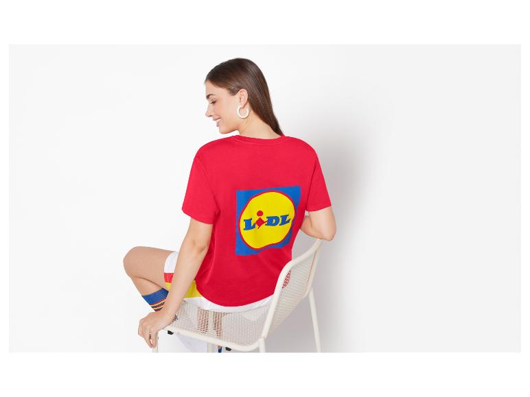 Rotes Lidl T-Shirt, weiße Shorts und gestreifte Socken.