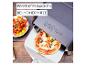 Jamie Oliver Gas Pizzaofen von Tefal mit einer frisch gebackenen Pizza auf einem Schieber.