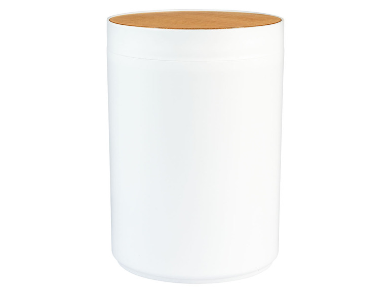 Ein weißer runder Abfalleimer mit einem Holzdeckel.