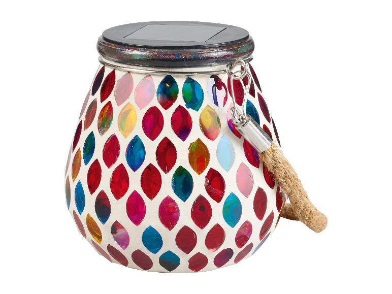 Eine hängende Solarleuchte aus Mosaik mit einem Seil.