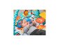 Baby liegt auf einer bunten Spielmatte mit hängendem Spielzeug.