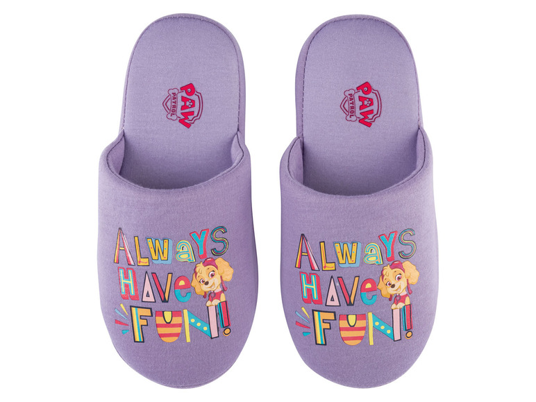 Lilafarbene Hausschuhe mit Paw Patrol Logo und dem Aufdruck 'Always Have Fun'.