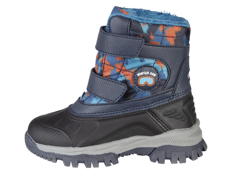 Ein blauer Winterstiefel mit Camouflage-Muster und dem Logo 'Winter Fun'.