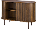 Hölzernes ovales Sideboard mit Lamellen-Schiebetüren und Innenregalen auf vier Beinen.