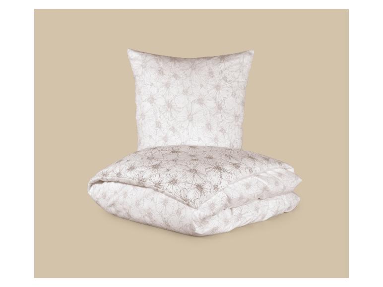 Bettwäsche-Set mit Kissen und Decke mit beigen Blumen auf hellem Hintergrund.