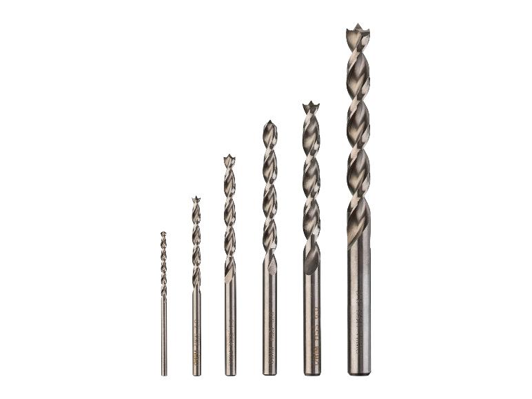 Set aus sechs Metallbohrern unterschiedlicher Größe, aufsteigend angeordnet