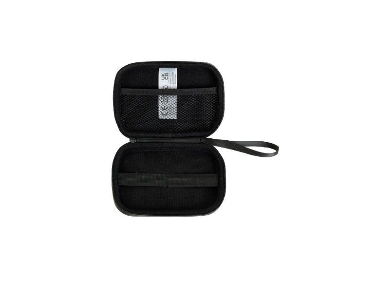 Geöffnete schwarze Klein Mattel Kartentragetasche mit Netztasche und Gummiband.