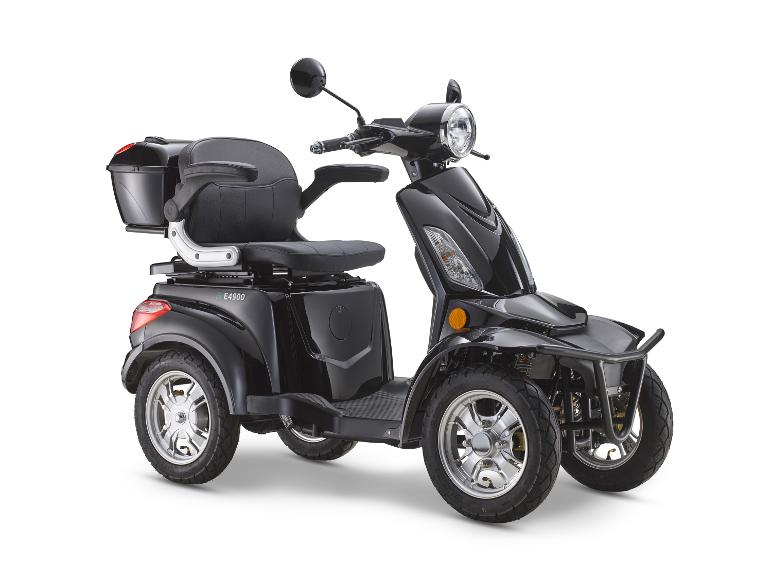 Schwarzer vierrädriger Elektromobil mit Sitz und Gepäckbox, Modell E4900.