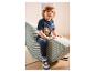 Junge sitzt mit Paw Patrol Sneakern.