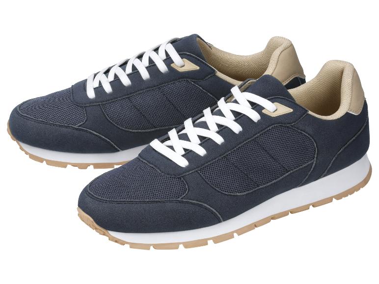 Paar marineblaue Sneaker mit weißen Schnürsenkeln und beigen Sohlen