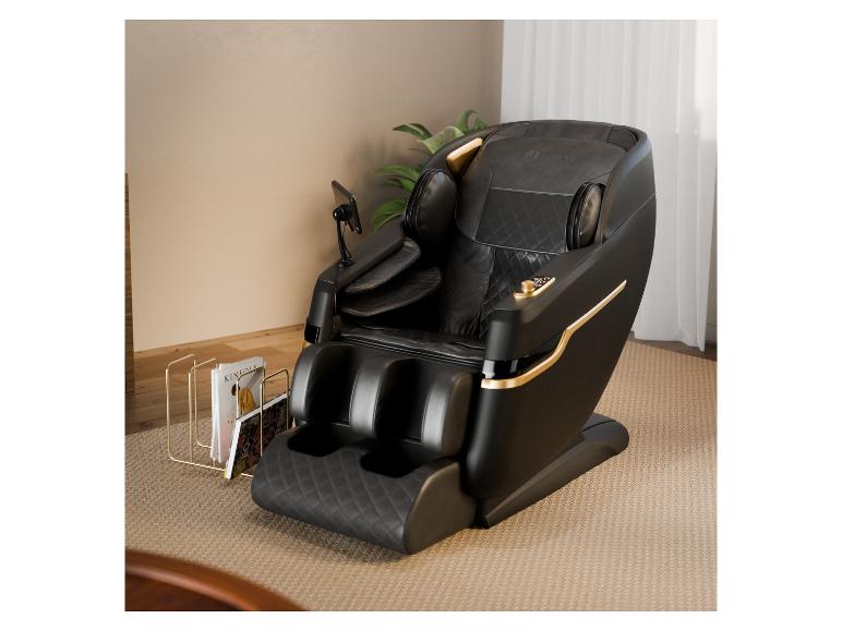 Schwarzer Massagesessel mit goldenen Akzenten in einem Raum mit Teppich.