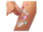 Hand klebt Glitzeraufkleber und Edelsteine auf den Arm