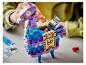 Eine Person baut eine LEGO Fortnite Llama Figur zusammen, mit einem Schatz in der Hand.
