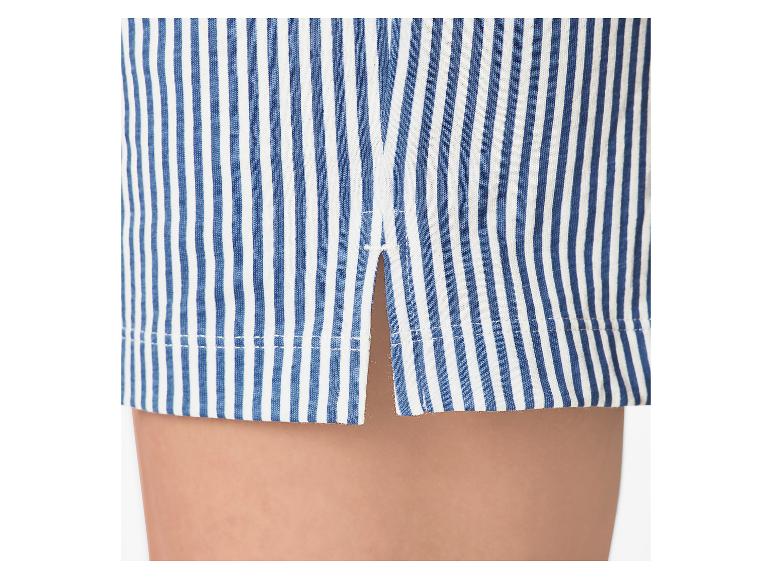 Nahaufnahme von blau-weiß gestreiften Shorts mit kleinem Seitenschlitz.