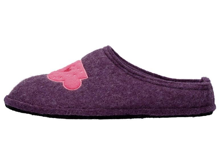 Lila Filzpantoffeln mit einem rosa Herz.