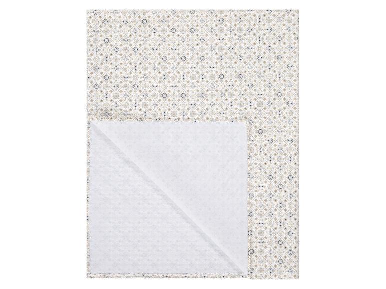 Tischdecke und Unterdecke mit beige-dunkelblauem geometrischem Muster.