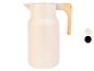 Beige Thermoskanne mit Bambusgriff.