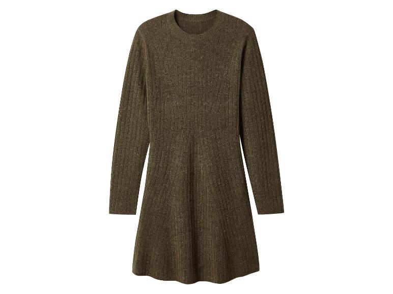 Dunkelgrünes Strickkleid mit langen Ärmeln und ausgestelltem Rock.