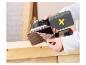 PARKSIDE PERFORMANCE® PAESP 20-Li A2 Schwingschleifer mit Netzschleifblatt, in der Hand.