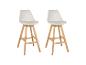 Zwei weiße Barhocker mit Holzbeinen