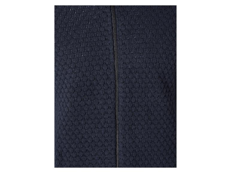 Nahaufnahme eines dunkelblauen Strickpullovers mit Reißverschluss.