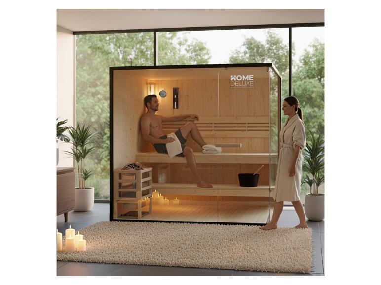 Mann in einer Holz- und Glas-HOME DELUXE Sauna, Frau im Bademantel daneben.