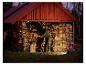 Mann spaltet Holz, beleuchtet von einer LIVARNO® 18 V Arbeitsleuchte »BWL2400 P4A«.