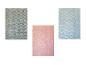 Drei Teppiche mit geometrischem Muster in Grau, Rosa und Blau.