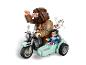 Lego Harry Potter: Hagrid und Harry auf einem Motorrad mit Beiwagen, mit Hedwig darüber fliegend.
