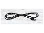 Schwarzes USB-Kabel auf hellem Holzhintergrund.