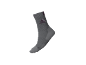 Graue Sportsocke mit lila Logo und gerippter Textur.