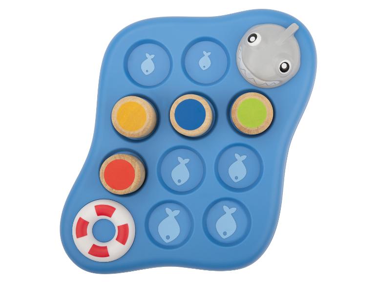 Blaues Angelspielzeug mit farbigen Teilen und einer Haifigur