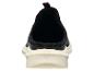 Schwarze Sportschuhe ohne Ferse mit roten Details und cremefarbener Sohle.