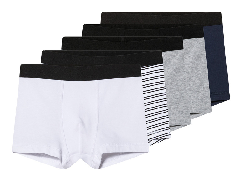 Ein Set mit fünf Boxershorts, darunter weiße, gestreifte und graue.