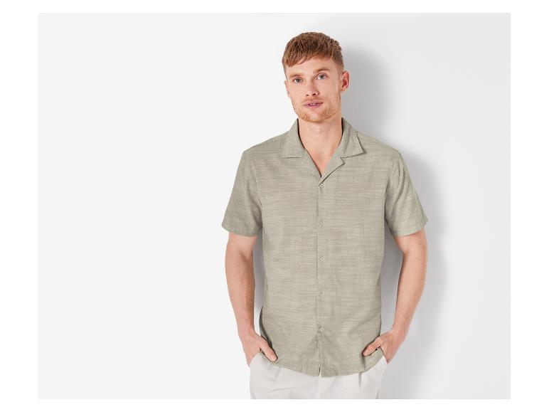 Beigefarbenes Herrenhemd mit kurzen Ärmeln.