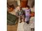 Zwei Kinder in Halloween-Pyjamas und Socken, sitzen auf einem Teppich mit Kürbiskissen. [KI-generiertes Bild]