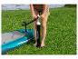 Aufpumpen eines aufblasbaren Hydro-Force SUP Boards.